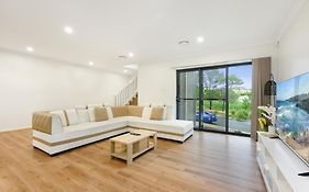 Kellyville Spacious Modern House Park&Lake
